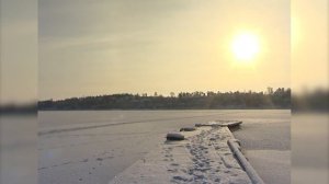 Трактор провалился под лед Братского водохранилища. П