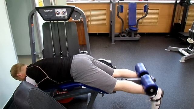Сгибание ног в тренажере лежа на животе техника выполнения смотреть онлайн