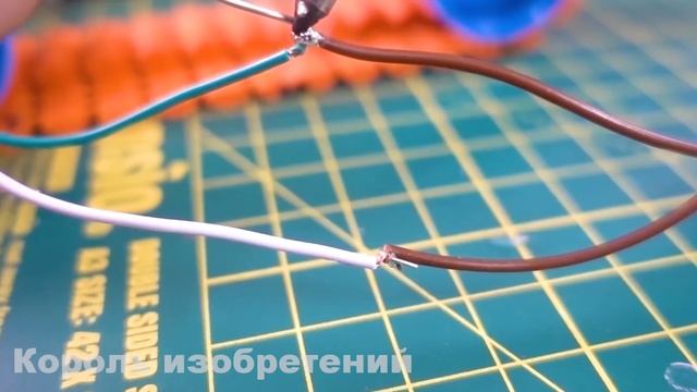 Делаем самый маленький радиоуправляемый танк в мире (ОН РАБОТАЕТ)  ?? смотреть онлайн