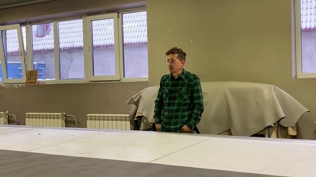 Участок раскроя кожи. Ситуация с продажами изделий в коже. смотреть онлайн
