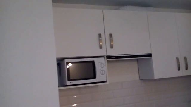 Кухня с крашенными матовыми фасадами и дубовой столешницей смотреть онлайн