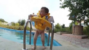 Малыш в бассейне / Kid in The Pool