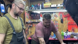 Рабочие будни команды автомастерской "Не в сервисе"