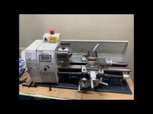 Хоббийный токарный станок на производстве.