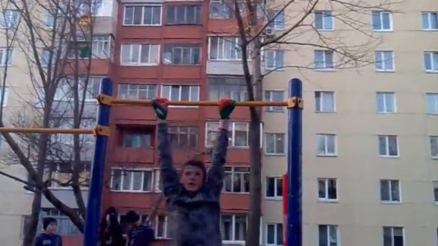 солнышко на турнике зимой(с лямками) смотреть онлайн