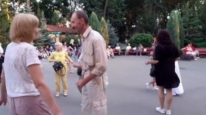 ИНТЕРЕСНЫЙ МОМЕНТ! ТАНЦЫ В ПАРКЕ ГОРЬКОГО ХАРЬКОВ СЧАСТЛИВЫЕ ДНИ.mp4