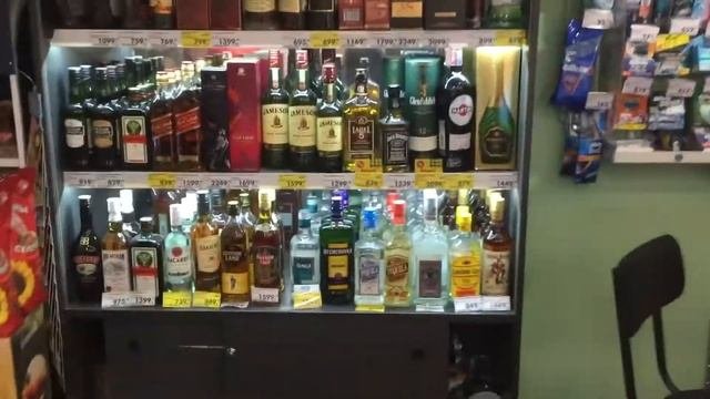 Пятерочка жжет ! Продавцы в 5ке ходят там сям )