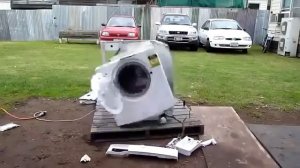 Экспериментатор  Что будет, если бросить в стиральную машину кирпич!!