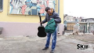 Мужик разбивает гитару! 1 апреля в SKIFMUSIC!