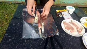 Мясо с овощами в фольге на углях.