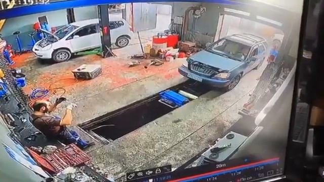 Автоледи придавила сотрудника СТО