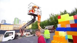 А4  строит большую башню из Больших кубиков Лего