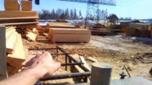 Почему кромкообрезной станок проходного типа пилит криво? Уводит и изгибает доску на выходе