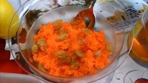 Салат с морковкой и изюмом. Начинаю уже поддабривать Кролика -). Витаминный салатик.