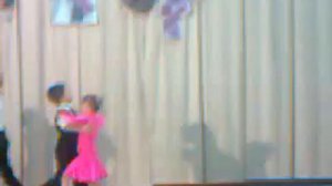 Девочка танцует одна на сцене