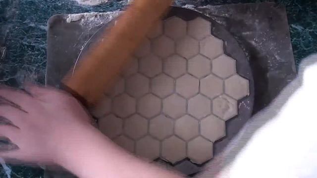 Лепим пельмени на пельменнице