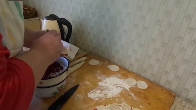 Готовлю вареники на заморозку.Картофель.капуста,вишня. смотреть онлайн