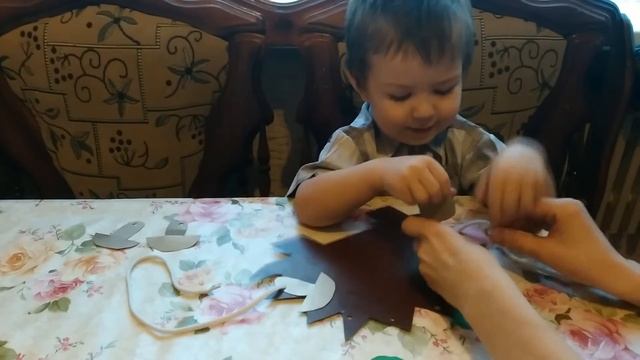 Играем с Темой в ежика. Игрушка-шнуровка смотреть онлайн