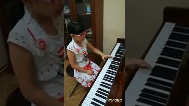 Жандыбай Айшагуль, 2 "А" класс, этюд "Мишки в цирке" и Латышская народная песня "Барабанщик" смотреть онлайн