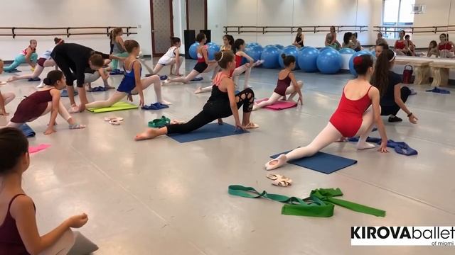Stretch class - amazing flexibility - Kirova Ballet students - Класс балетной растяжки
