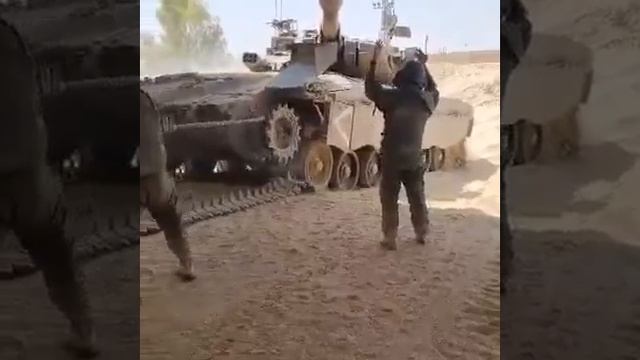 Установка гусеницы на Израильский танк Меркава