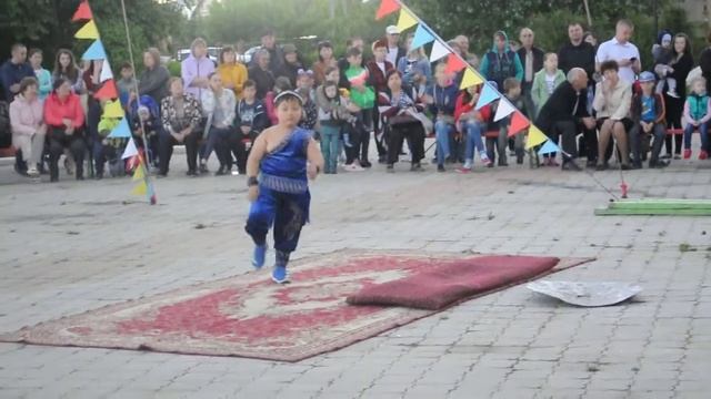 Улугбек 3 гири в зубах. Удар молотом в живот с гирей смотреть онлайн