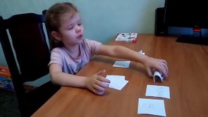 Девочка 4 лет рассказывает на английском языке как приготовить сырники.