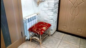 Маленькая кованая скамейка скамеечка в прихожей для обувания обуви одевания