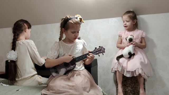 Я пушистый беленький котёнок детская песня на укулеле