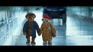 Рождественский ролик о путешествии пожилой пары плюшевых медведей