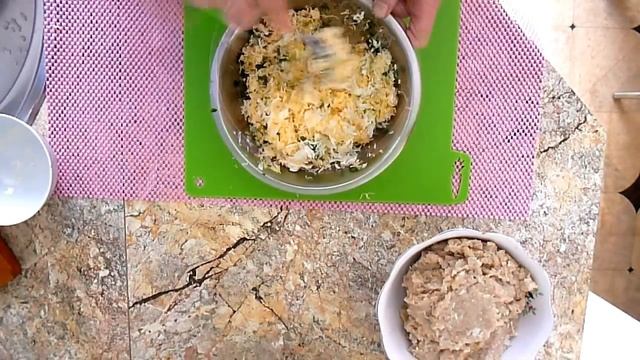 Куриные котлеты с очень вкусной начинкой , на гарнир жареный рис