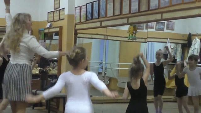 Школа искусств.  Танцуем цыганский танец