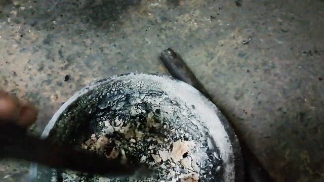 Остаток в чаше печи на отработке, после трудового дня. смотреть онлайн