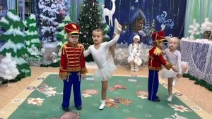 Танец балерин и солдатиков в детском саду