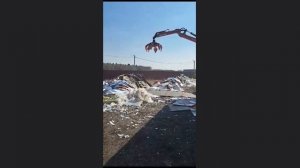 Как работает ломовоз с грейферным захватом