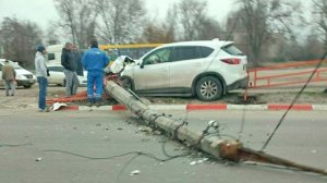 Mazda сбивает столб бетонный запросто. Херсон 11.01.2022 момент удара. ДТП без жертв. Mazda CX-5