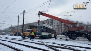 В Челябинске с пятой попытки вернули на рельсы новый трамвай