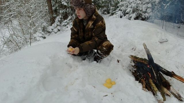 ОДИНОЧНЫЙ ПОХОД. ЖАРЕНАЯ КАРТОШКА НА КОСТРЕ! РЕЛАКС ВИДЕО. FRIED IITAPILE KWI-UMLILO. relax video смотреть онлайн