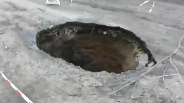 Дыра в дороге смотреть онлайн