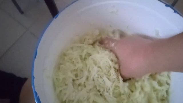 КВАШЕНАЯ КАПУСТА на зиму. Салат из капусты на ужин.Комбайн BOSCH в помощь. смотреть онлайн