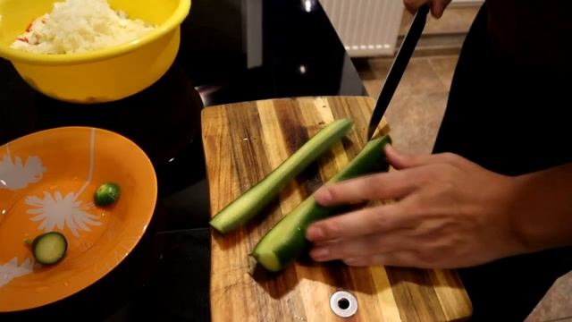 Вкусный Крабовый Салат - рецепт с кукурузой и огурцом. | Салат с Крабовыми палочками на Новый Год!