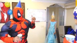 Человек-паук, замороженный Эльса - Birthday Party весело розыгрыши - Супергерой вреальной жизни