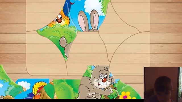 Собирает пазл  сам малыш на компьютере,Assemble the puzzle himself kid on the computer смотреть онлайн