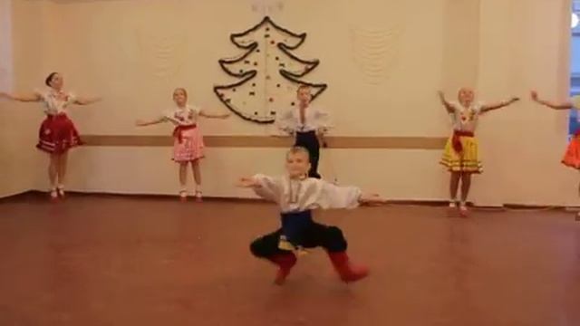 "Веселая полька", средний состав ансамбля "Червона рута" смотреть онлайн