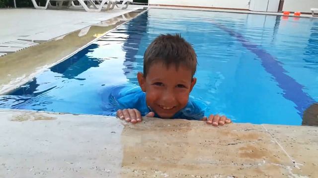 УЧИМСЯ ПЛАВАТЬ ЗА 15 ДНЕЙ- В БАССЕЙНЕ И МОРЕ !!! смотреть онлайн