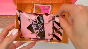 Что внутри магазинчика Л.О.Л. сюрпрайз?