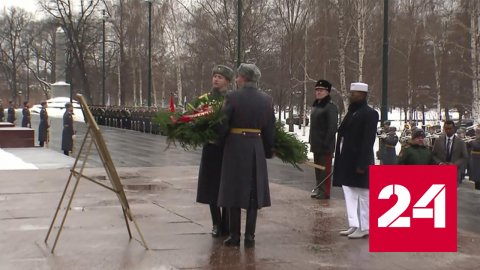 Президент Чада возложил цветы к могиле Неизвестного солдата - Россия 24