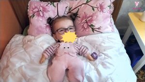Алиса превратилась в маленькую куклу и хочет играть. Мама играет как няня. Алиса канал Мисс Пикси