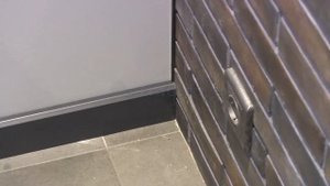 Монтаж установка плинтуса МДФ на жидкие гвозди как сделать