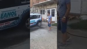 Работа пеноинжектора. Пена и вода по одной линии